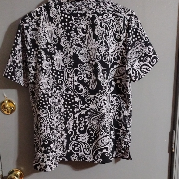 Notations, Comfortable And Stylish Black and White Floral Blouse - Picture 3 of 3